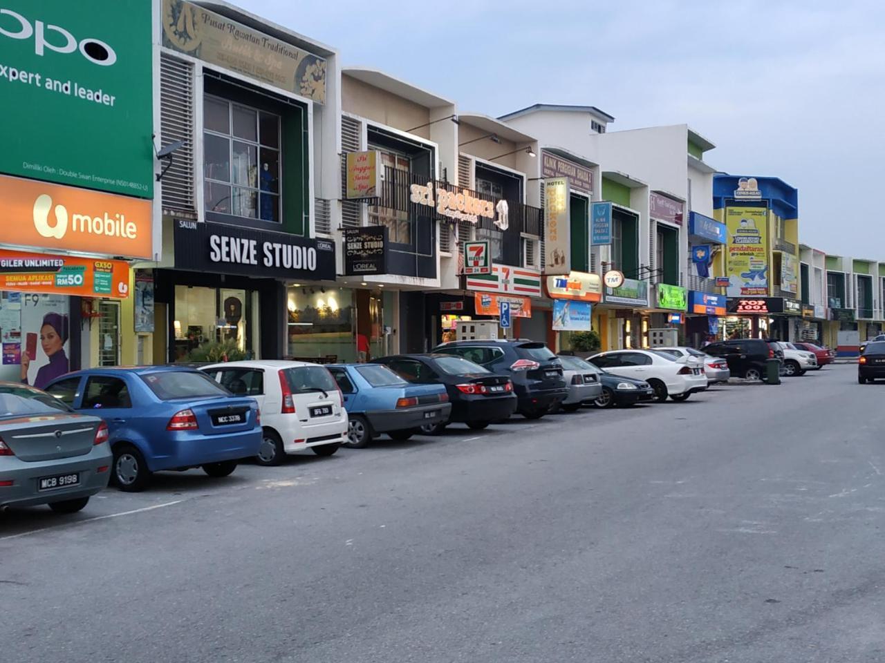 Hotel Zamburger Enstek Sepang Exterior foto